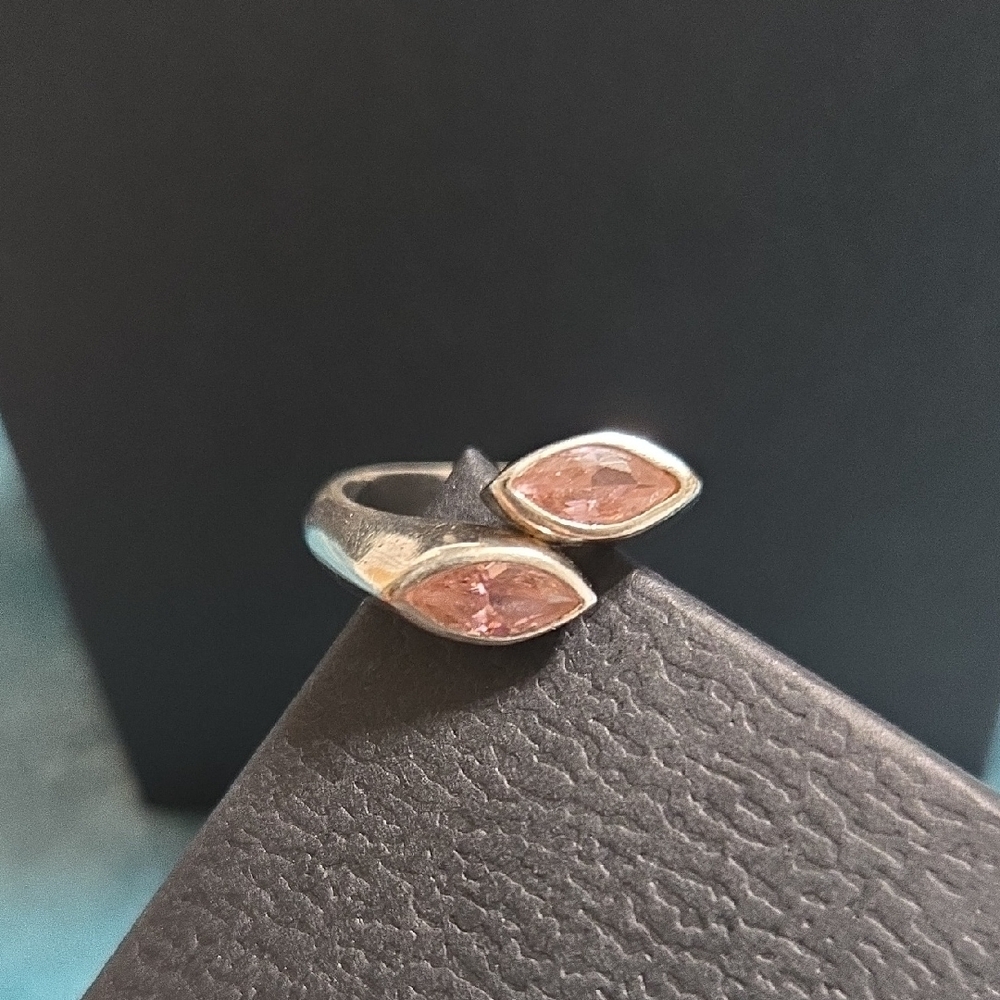 Elegant Silver and Pink Gemstone Women's Ring - Picture 4 of 11